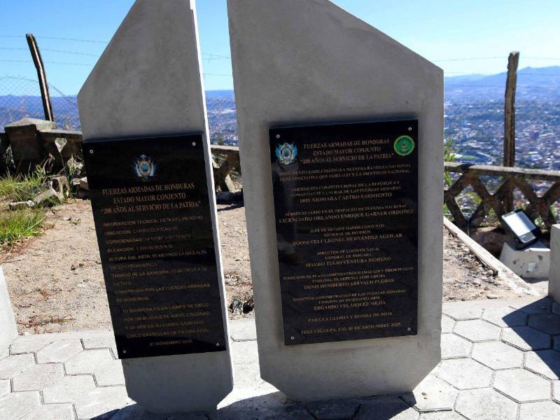 En un culto a la personalidad, los militares colocaron sus nombres en una de las placas, donde también glorifican el nombre de Xiomara Castro.