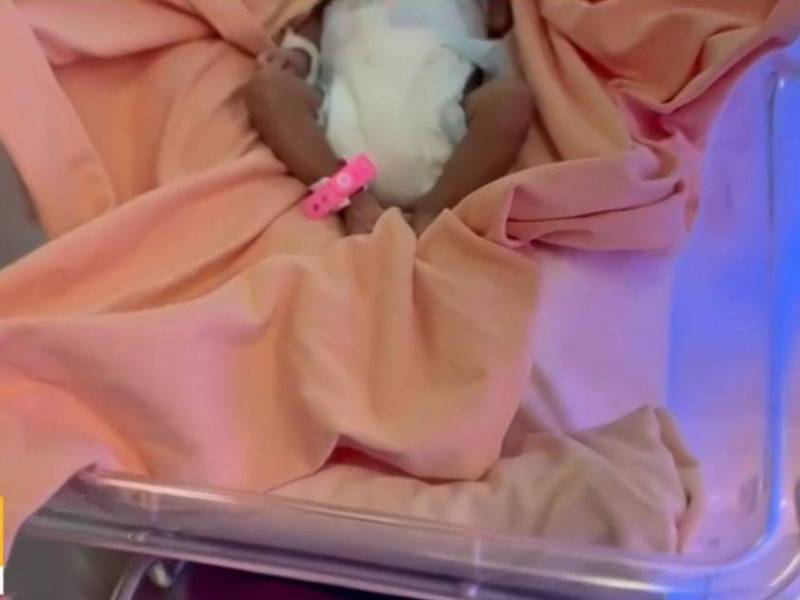 La pequeña ahora podrá continuar su cuidado fuera del hospital tras semanas de tratamiento y observación médica.