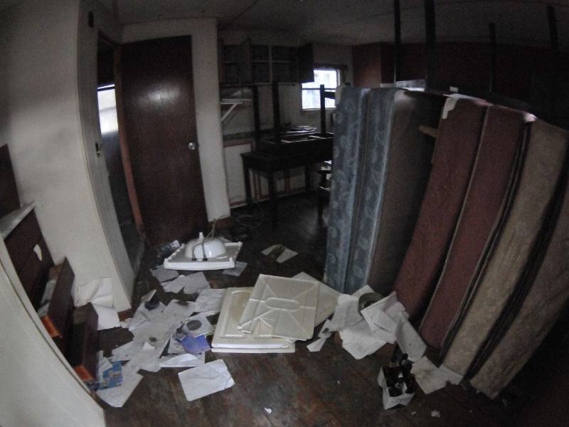 El interior de algunas viviendas de los campamentos de El Cajón muestran la realidad y el descuido del complejo.
