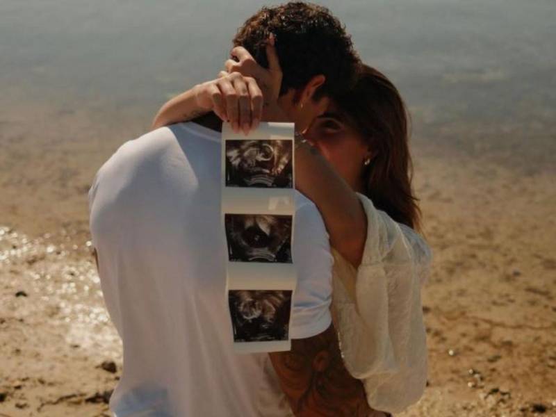 Con esta fotografía, los famosos dieron a conocer que estaban esperando un hijo.