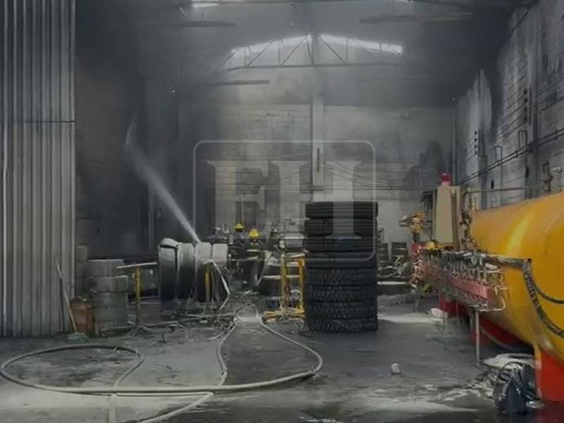 Llamas lograron ser controladas a tiempo pero el fuego consumió al menos el 25 porciento de la bodega.