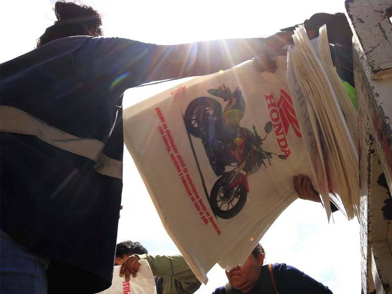 La entrega de los más de 3,100 sacos fortalece los recursos utilizados por los equipos municipales durante las jornadas de recolección de residuos y recuperación de espacios públicos en diferentes sectores de la capital.