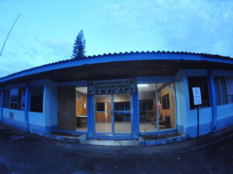 El Centro Nacional de Capacitación Técnica (Cenacapt) de la represa ha recibido algunas reparaciones menores, pero las obras mayores deben ser gestionadas vía oficina central por los encargados de la instalación.