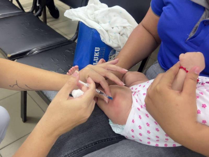 Autoridades hondureñas llaman a los padres de familia a llevar a vacunar a sus hijos contra la tos ferina.