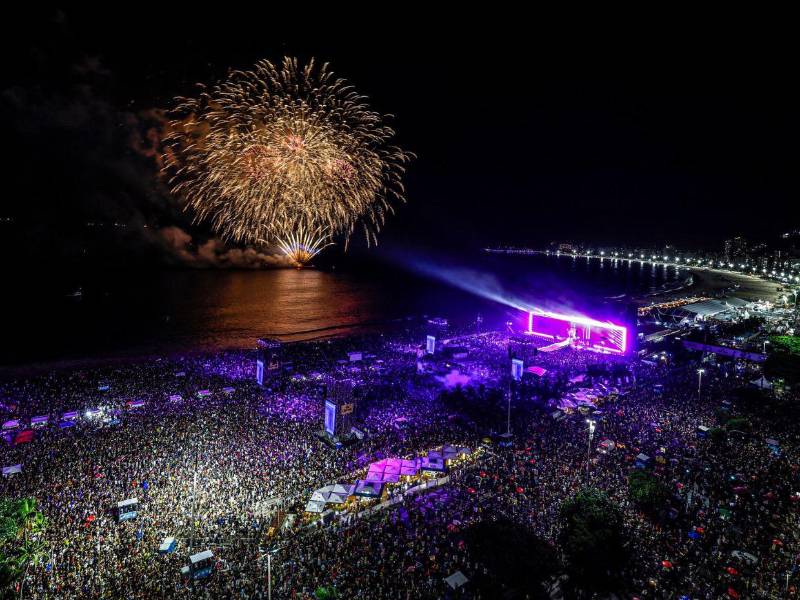Este concierto gratuito la catapultó como la primera latina en hacer historia en las míticas arenas de Río de Janeiro con el más multitudinario espectáculo de toda su carrera artística