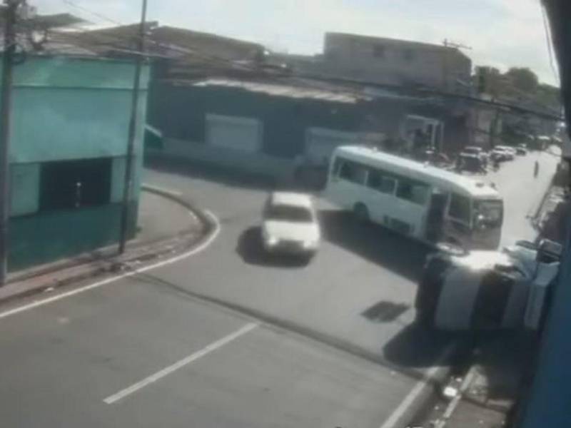 El video muestra que el rapidito impactó contra la ambulancia a alta velocidad.