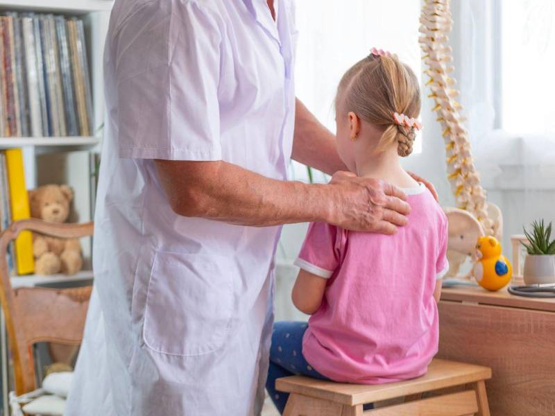 Si su hijo tiene dolor, asimetrías o no corrige su postura, lo ideal es consultar al especialista.