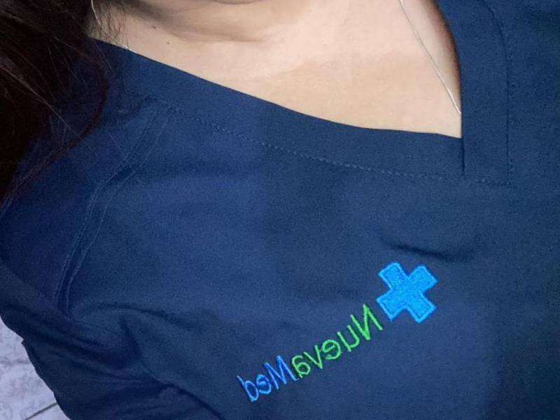 La mujer contó que eran siete jóvenes con experiencia en ventas y veterinaria que se hacían pasar por médicos para supuestamente estafar a las personas.