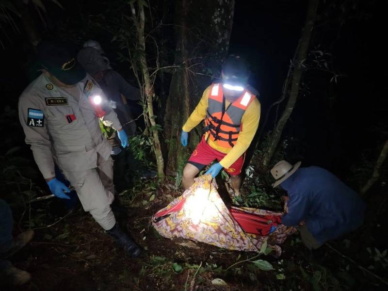 Miembros del Cuerpo de Bomberos rescataron el cuerpo de Julián Dominguez López y lo entregaron a las autoridades competentes para que realizaran el reconocimiento.