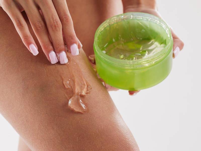 Las cremas densas son pesadas con el calor, tapando poros y generando granos. Opte por geles.