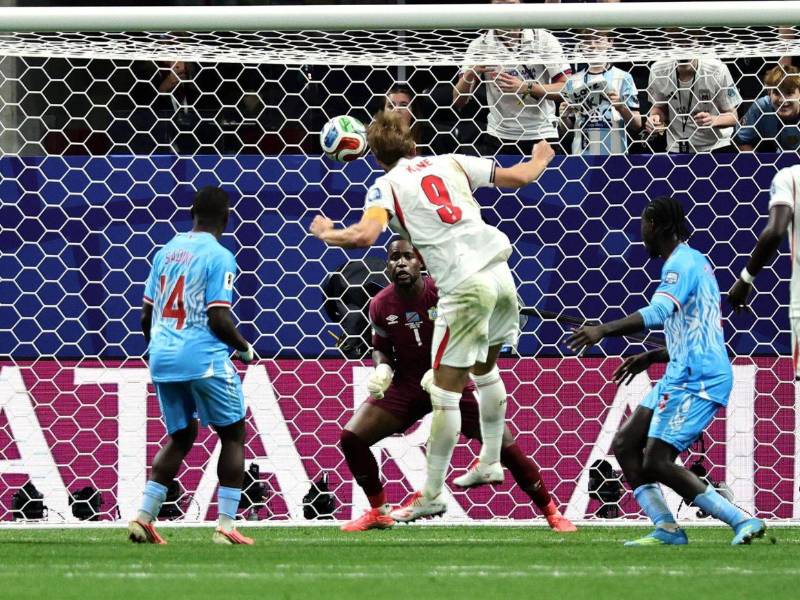 Momento del cabezazo de Kane para el empate ante los africanos.