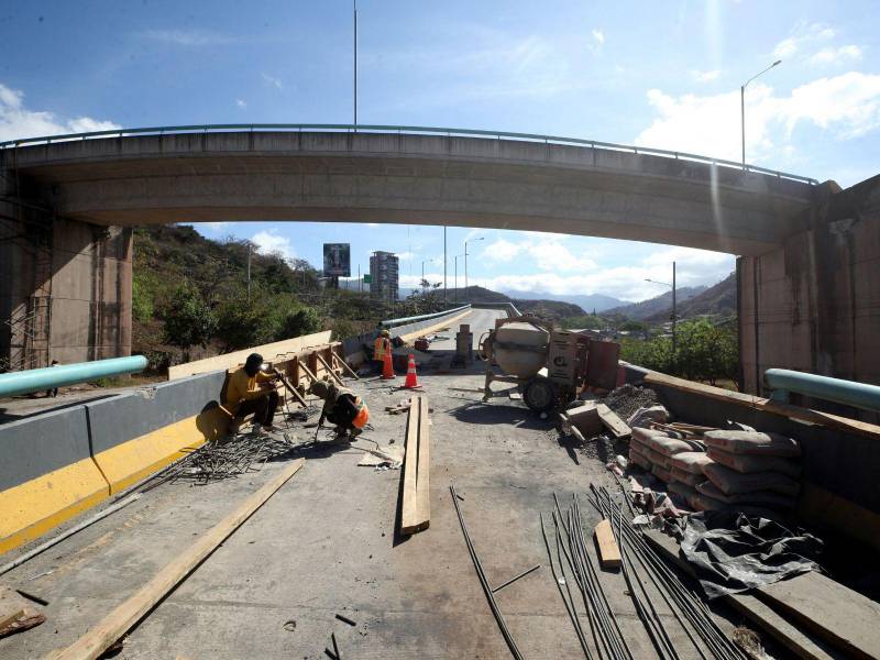 Según la SIT, esta obra fue sometida al sobrepeso de un camión cabezal con rastra que transitaba por la vía que conduce al anillo periférico. Al no soportar el peso del vehículo, el puente sufrió un giro hacia el lado izquierdo, generando el desplome de la estructura.