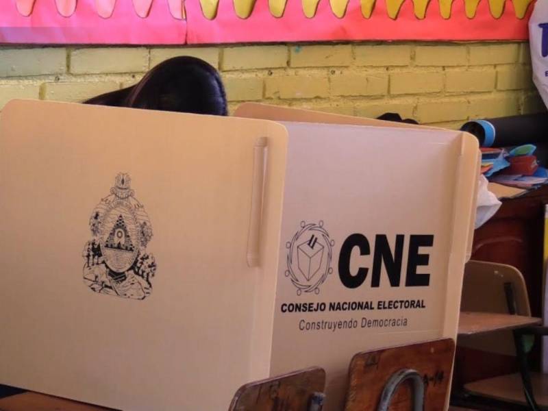 Los hondureños concurrieron a las urnas para elegir a un presidente, tres designados presidenciales (vicepresidentes), 298 alcaldías, 128 diputados para el Parlamento local y 20 para el Centroamericano.