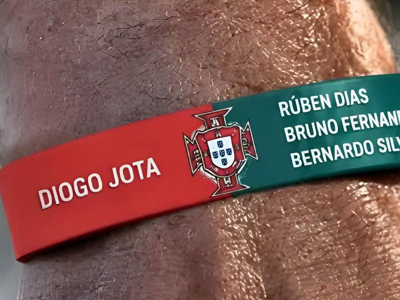 Los jugadores de la selección de Portugal rinden homenaje en el Mundial de 2026 a su fallecido compañero Diogo Jota con una pulsera con el nombre del delantero que les ha regalado el primer ministro del país, Luís Montenegro. Aquí los datos de la tragedia que arrebató su vida y por lo que hoy le rinden homanaje.