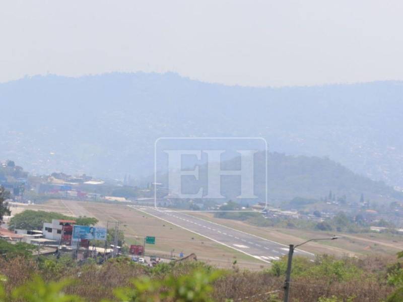 Así luce este sábado 9 de mayo la pista del aeropuerto Toncontín, en Tegucigalpa, por la bruma.
