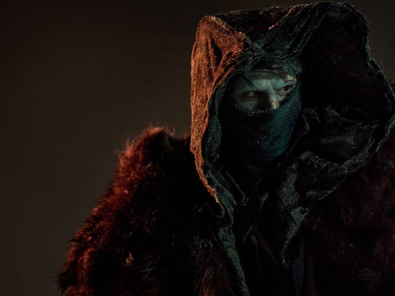 El director Guillermo del Toro da sus indicaciones durante el rodaje de su película al actor Oscar Issac que interpreta al doctor Victor Frankenstein, mientras su criatura -a la que da vida el actor Jacob Elordi- permanece dormida sobre la mesa de su laboratorio.