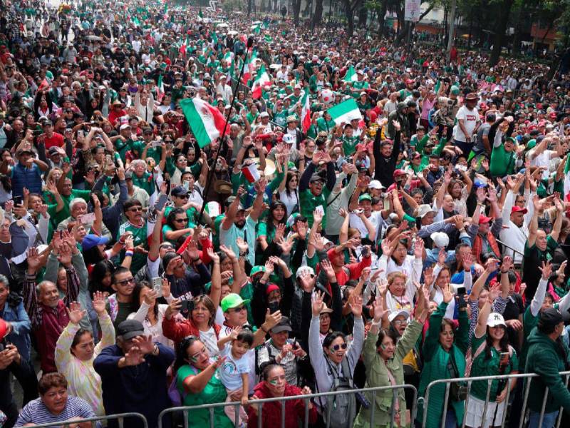 La Ciudad de México batió el Récord Guinness de la ola humana más multitudinaria del mundo fuera de un estadio.