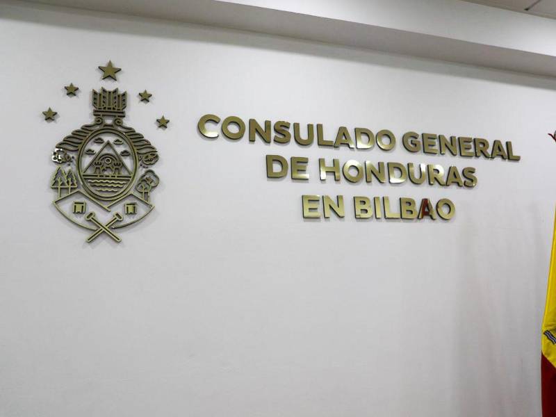 Comunidad hondureña del País Vasco acompañando el acto oficial.