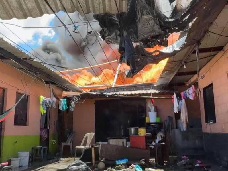 Fuerte incendio en bodega del barrio Medina de San Pedro Sula; amenaza locales y viviendas