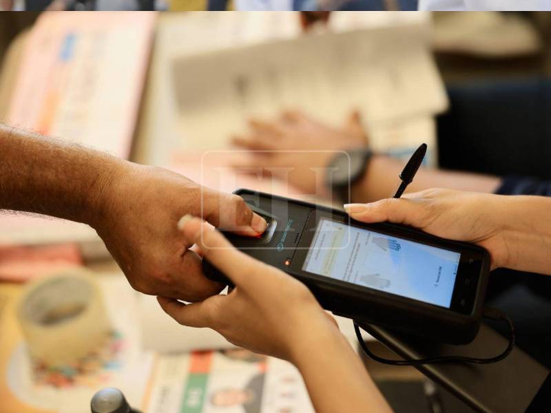 Los hondureños han reportado fallas en el sistema biométrico en varios centros de votación a nivel nacional.