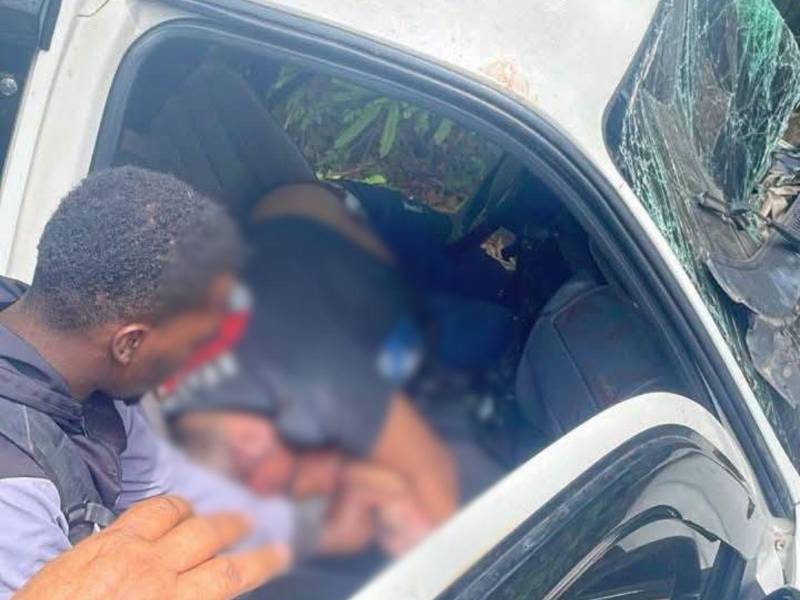 El conductor del vehículo tipo paila sería una de las víctimas mortales de este accidente.