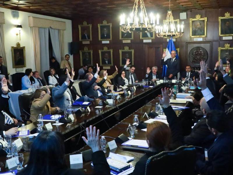 En el Consejo de Ministros se tomaron decisiones importantes para generar ahorro a los fondos del Estado.