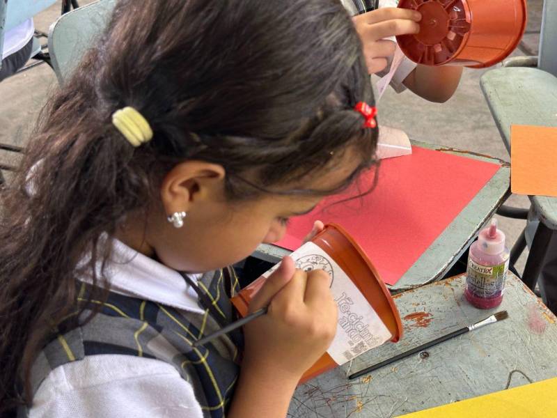 El entusiasmo de los niños fue evidenciado por la dedicación con la que decoraron sus macetas.