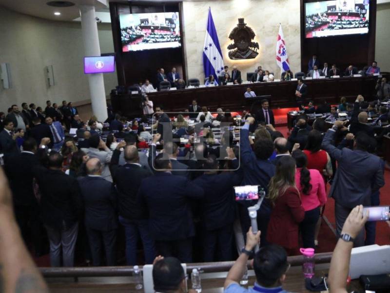 Congreso aprueba polémico decreto del CNE en medio de protestas de Libre.