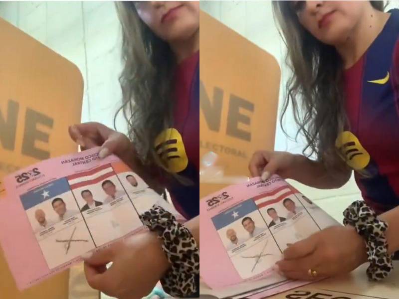 Un video en el que se observa a una mujer con más papeletas de las permitidas dentro de la urna circula en redes sociales.
