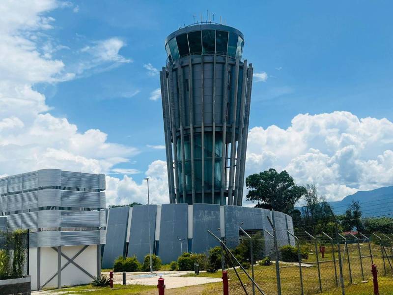Esta es la torre de control que se construyó por más de siete millones de dólares, pero también está abandonada.