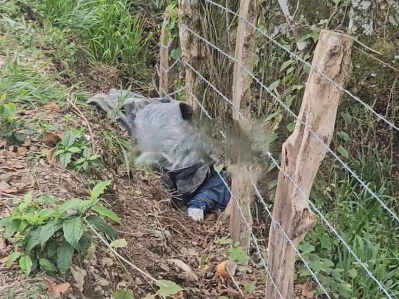 El cadáver del joven estaba tirado a un lado del camino, junto a una cerca.