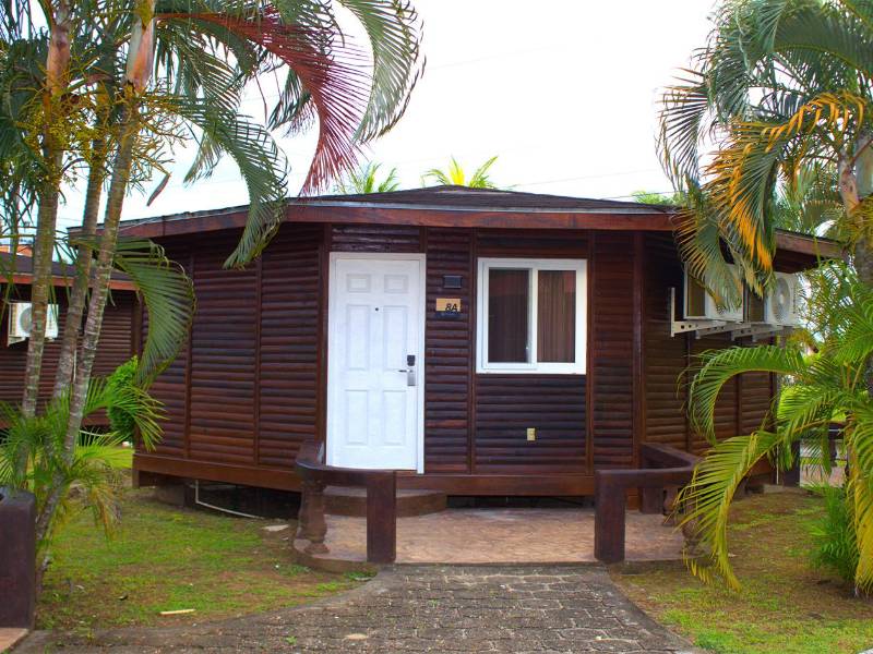 Tres opciones de hospedaje para cada estilo de viajero: Beach Hotel frente al mar, Hotel Camino al Mar con vistas a la laguna y acogedoras cabañas rodeadas de naturaleza.