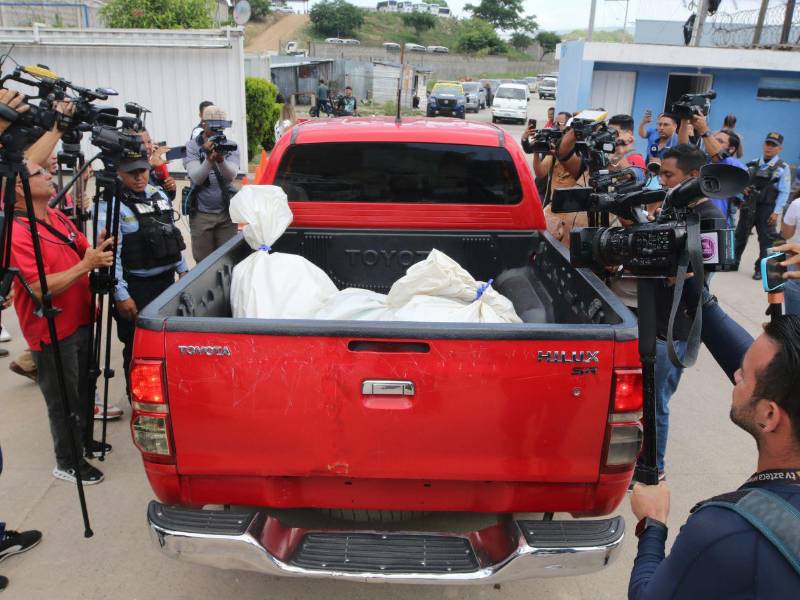 El instante en el que el carro de Medicina Forense retiraba de la escena del derrumbe, el cadáver del profesional de la contaduría, Félix Núñez Flores.