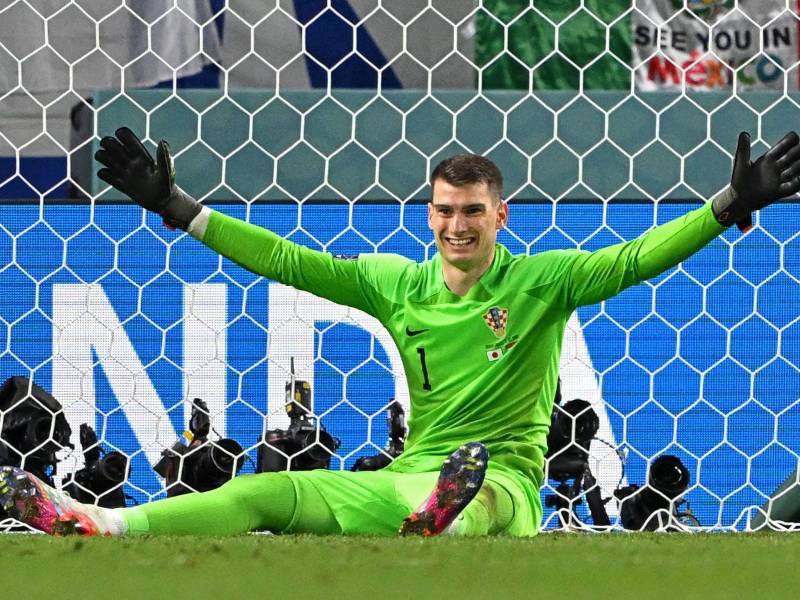 Dominik Livakovic fue el gran héroe de la noche para Croacia al atajar tres penales.