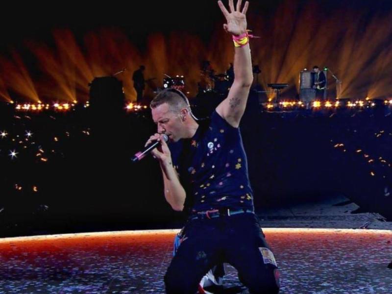 Coldplay singer greets Honduras in Spanish during a concert in Costa Rica