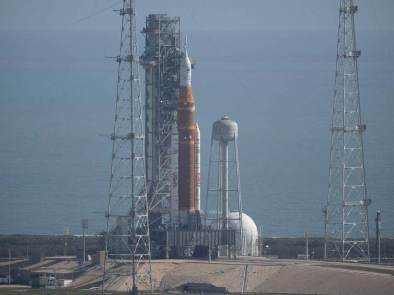 Fotografía cedida por la NASA donde se muestra el cohete del Sistema de Lanzamiento Espacial (SLS) y la nave espacial Orion de la misión Artemis II durante la carga de combustible este miércoles en el Complejo de Lanzamiento 39B del Centro Espacial Kennedy en Cabo Cañaveral, Florida.