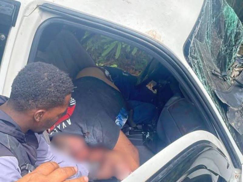 El conductor del carro tipo pick-up, que preliminarmente se reportó como fallecido.