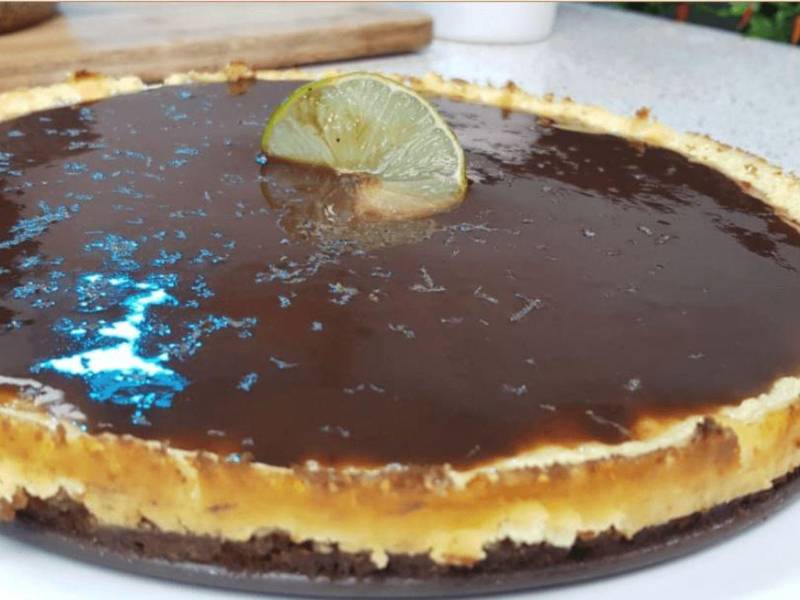 El tamarindo aporta un equilibrio entre notas dulces y ácidas que convierten este cheesecake en una alternativa diferente.