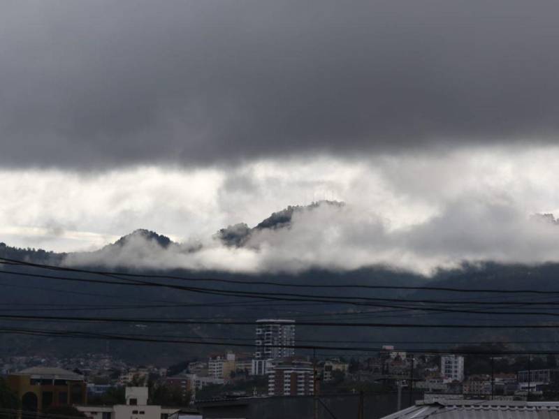 Una masa de aire frío mantiene cielos nublados y lluvias intermitentes en el norte y centro del país.