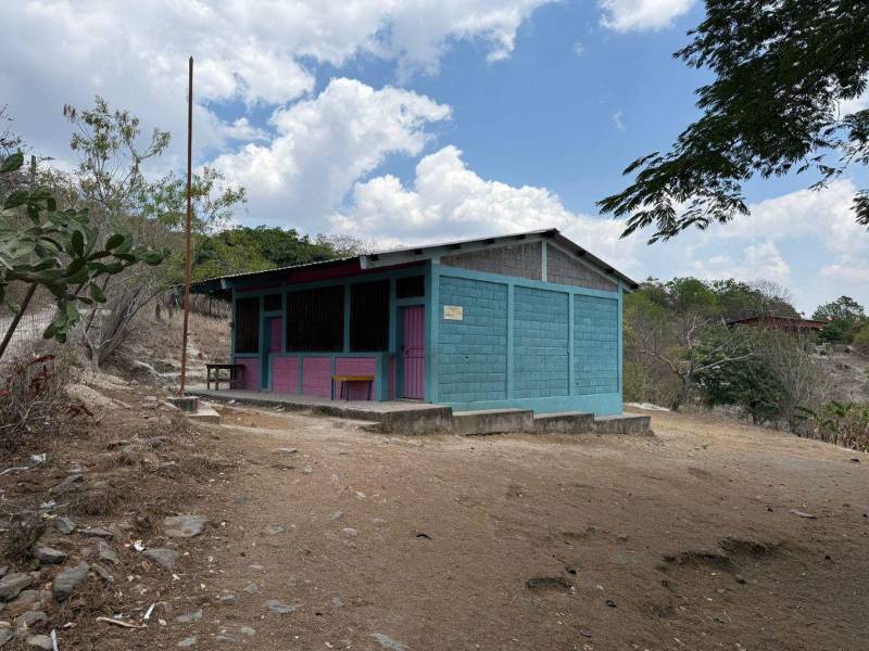 Además de mejoras en la malla perimetral y la infraestructura, padres de familia y docentes piden pavimentar el entorno de la escuela, donde el terreno irregular ha provocado accidentes entre los niños.