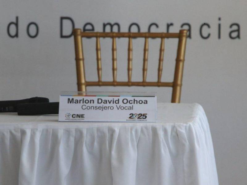 A mediados de 2025, Marlon Ochoa no integró varios plenos del CNE cuando fue convocado. Hoy, esa conducta figura entre las causas por las que será sometido a juicio político.