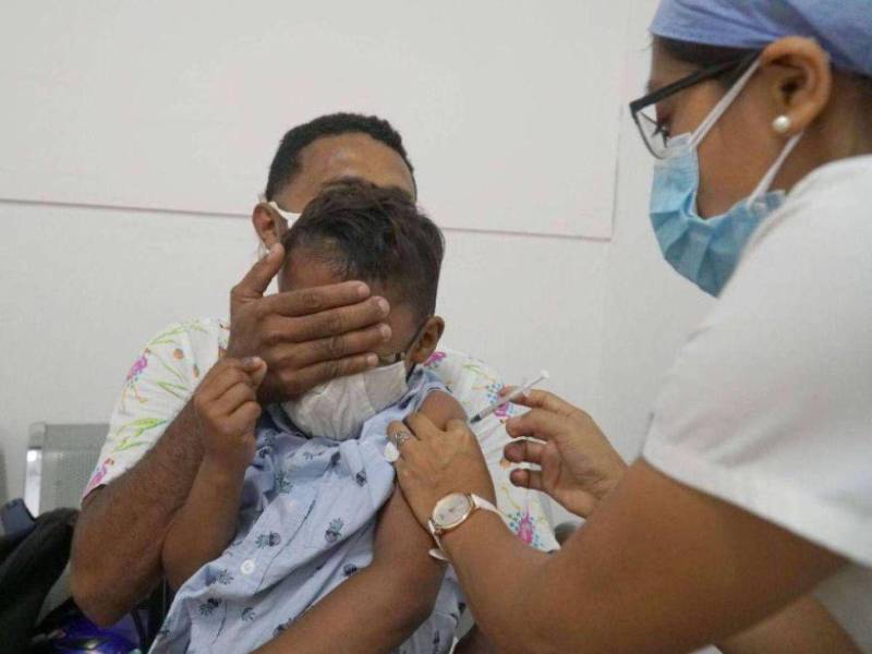 Las autoridades llaman a los padres de familia a llevar a sus hijos menores de cinco años a vacunar.
