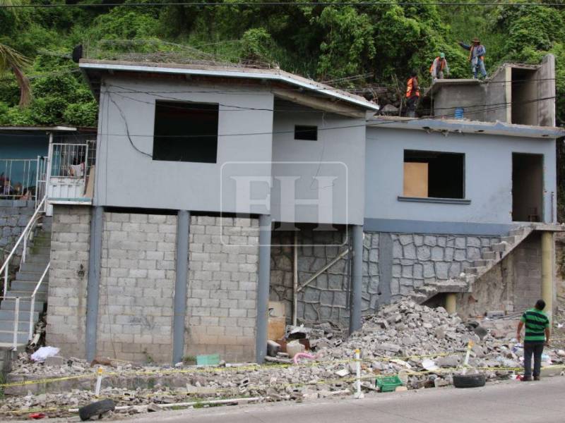 Las autoridades ya dieron inicio a la demolición de viviendas como parte de los trabajos para construir un tercer carril en la carretera al sur de la capital.