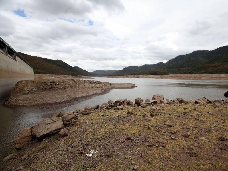 La represa La Concepción fue diseñada para abastecer a medio millón de personas, sin embargo, ahora se le exige el doble de su capacidad. La comuna capitalina declaró este embalse en emergencia debido que se encuentra en un estado crítico.