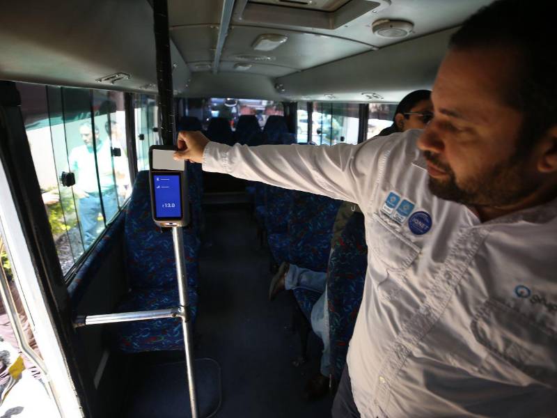 El sistema contempla pago con tarjeta prepago, cámaras, GPS y coordinación con fuerzas de seguridad para proteger a los pasajeros.