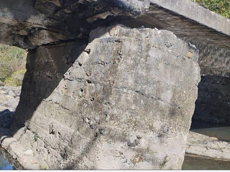 El desgaste de las bases y los efectos de la corriente del río evidencian el deterioro de un puente considerado vital para varias comunidades.
