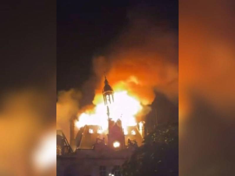 La cúpula de esta parte del ayuntamiento se derrumbó en medio del incendio.
