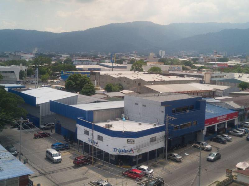 Tienda principal de Triple A autopartes y su Centro de Distribución en San Pedro Sula.