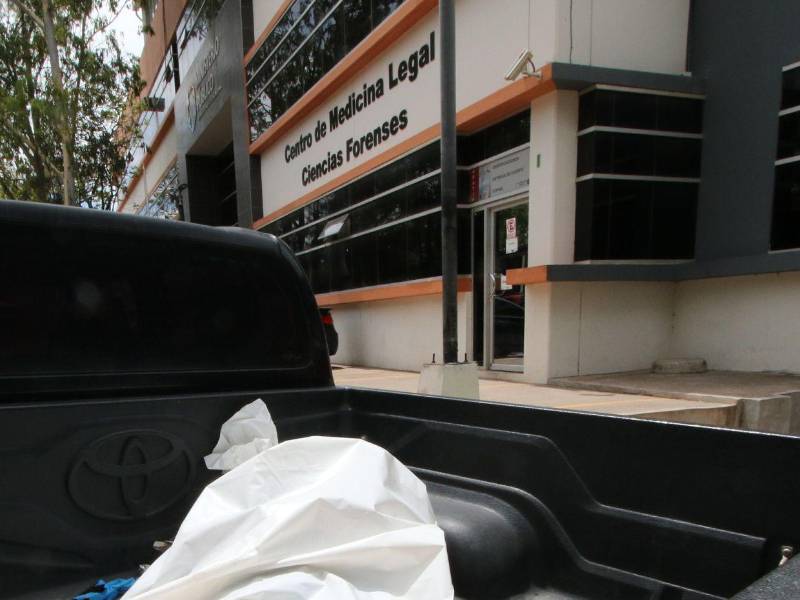 Los investigadores y fiscales del MP también le siguieron los pasos a médicos de Medicina Forense, que cuando se dio el incidente trabajaba en el IHSS.