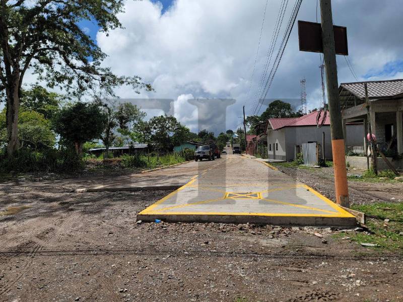 En el barrio La Esperanza las obras de pavimentación no han sido terminadas, corroboró este equipo de investigación.